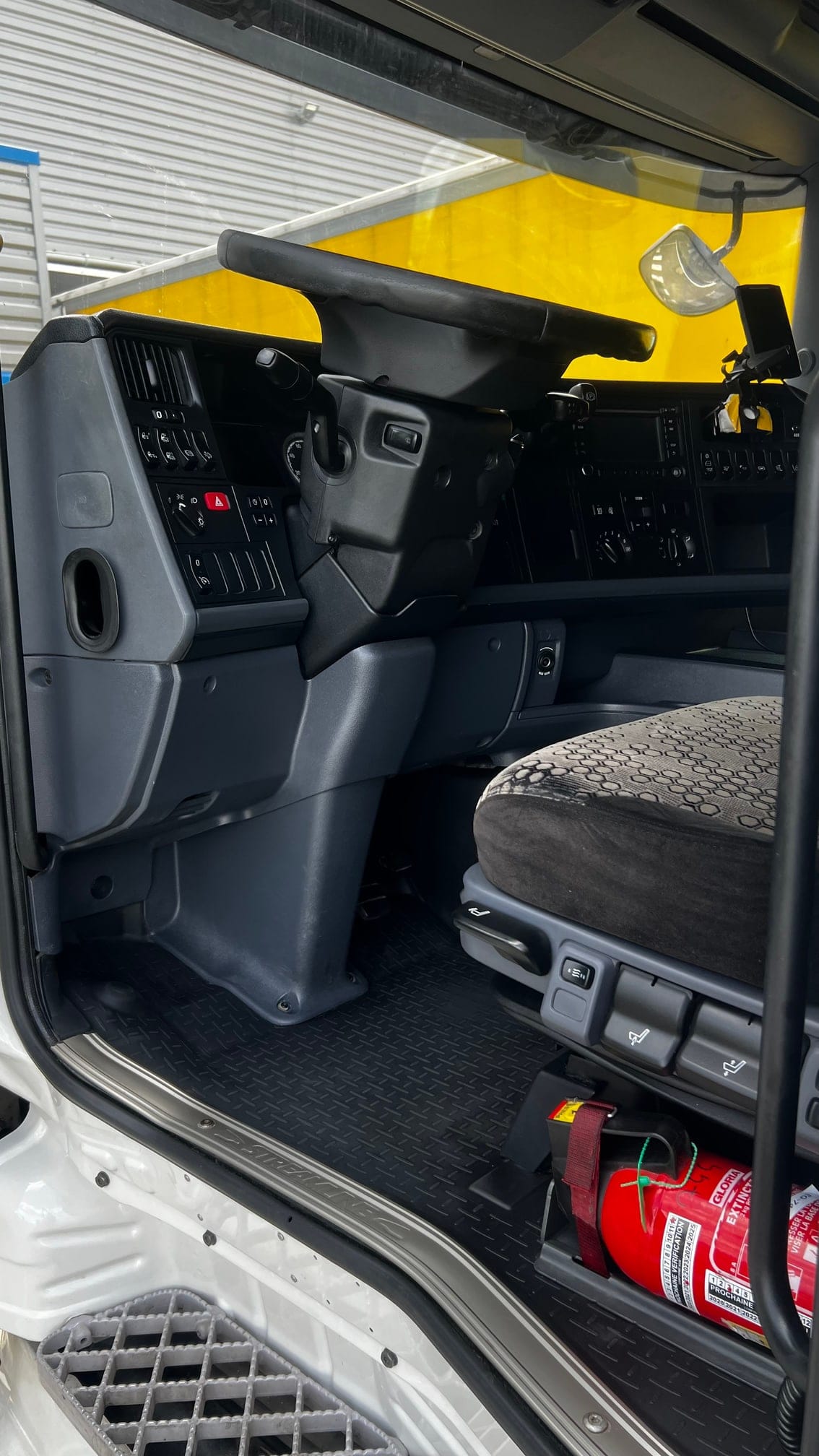 Après nettoyage : cabine d'un poids lourd, plancher et tableau de bord