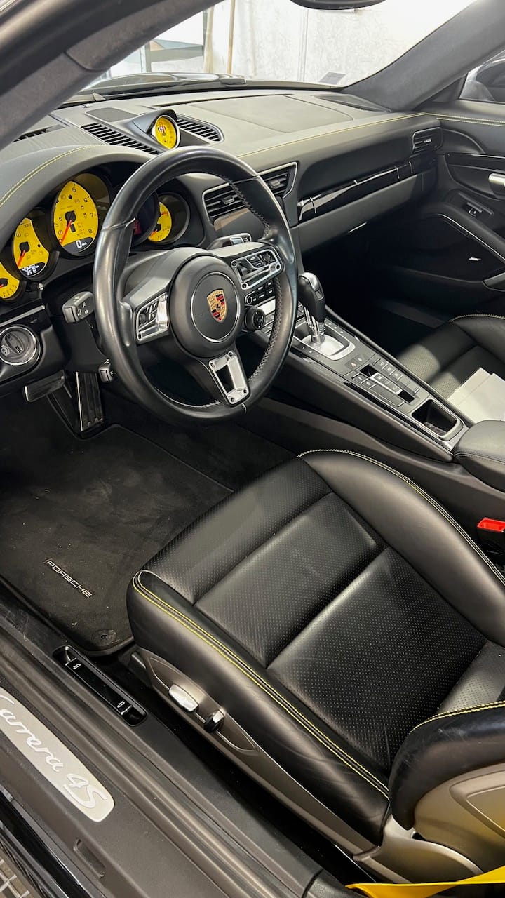 Avant nettoyage : habitacle cuir d'une Porsche 911